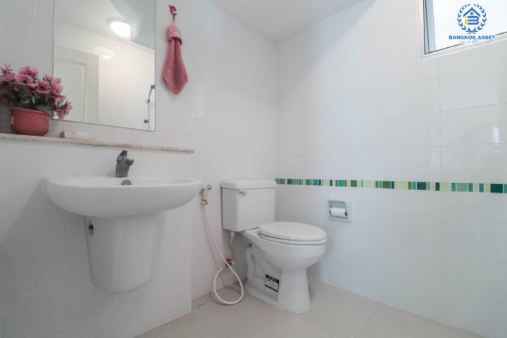 *****บ้านมือสองโซนนนทบุรี ม.มัณฑนา ปิ่นเกล้า-พระราม5 แบรนด์ดังจาก L&H สุดปัง ! บ้านหันทิศตะวันตกเฉียงใต้ บรรยากาศเงียบเป็นส่วนตัว หน้าบ้านไม่ชนใคร บนเนื้อที่ 61 ตร.ว. ฟังก์ชัน 3 ห้องนอน 3 ห้องน้ำ 2 ที่จอดรถ แถมฟรี !!  แอร์ 5 เครื่อง และ เครื่องทำน้ำอุ่น 2 เครื่อง Facilities ครบครัน! บนทำเลเดินทางสะดวก หน้าโครงการติดถนนนครอินทร์ ใกล้วงเวียนพระราม5 และจุดขึ้นทางด่วน "ศรีรัช"